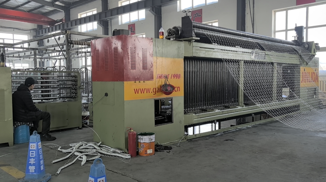 Blog perusahaan terbaru tentang Mengapa Pelanggan Luar Negeri Terus Memilih Pabrik Cina untuk Peralatan Gabion