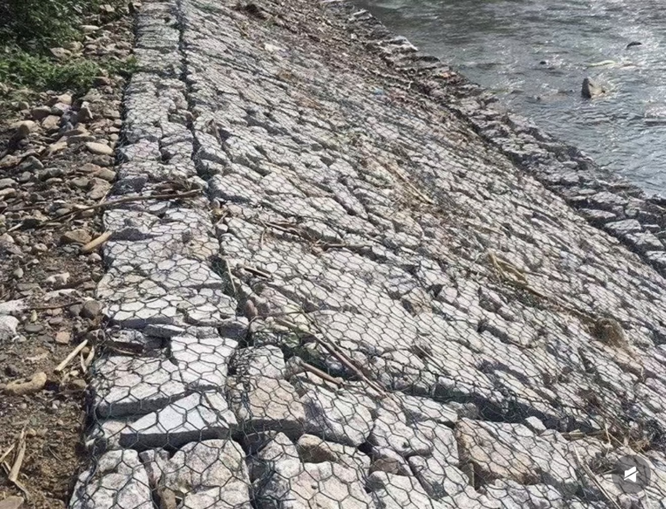 Blog perusahaan terbaru tentang Terobosan Teknologi Mesin Gabion Mesh CNC: Peralatan Ultra Lebar 5300mm Mengatasi Tantangan Stabilisasi Tepian Sungai Hidraulik Skala Besar