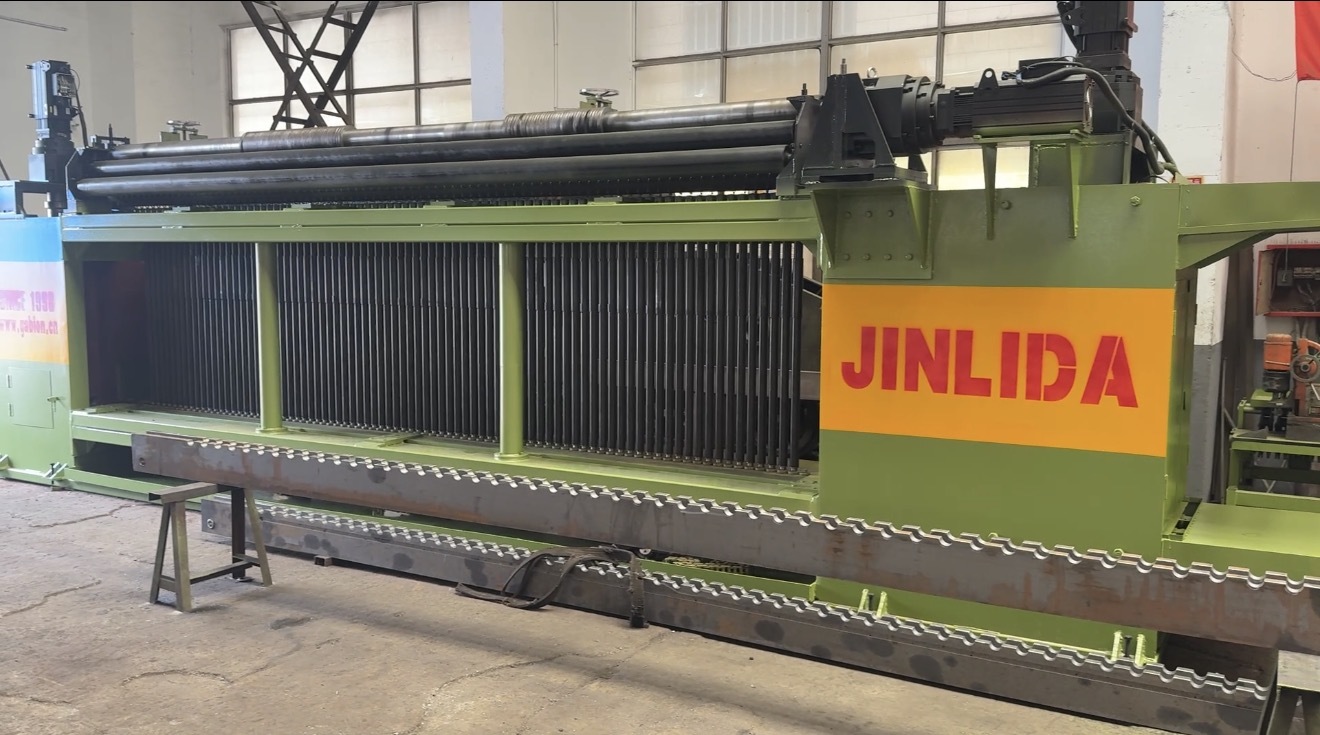 Blog perusahaan terbaru tentang JINLIDA 5300mm CNC Gabion Mesh Machine. Peralatan Produksi Gabion Otomatis Berkecepatan Tinggi untuk Perlindungan Sungai, Slope St.