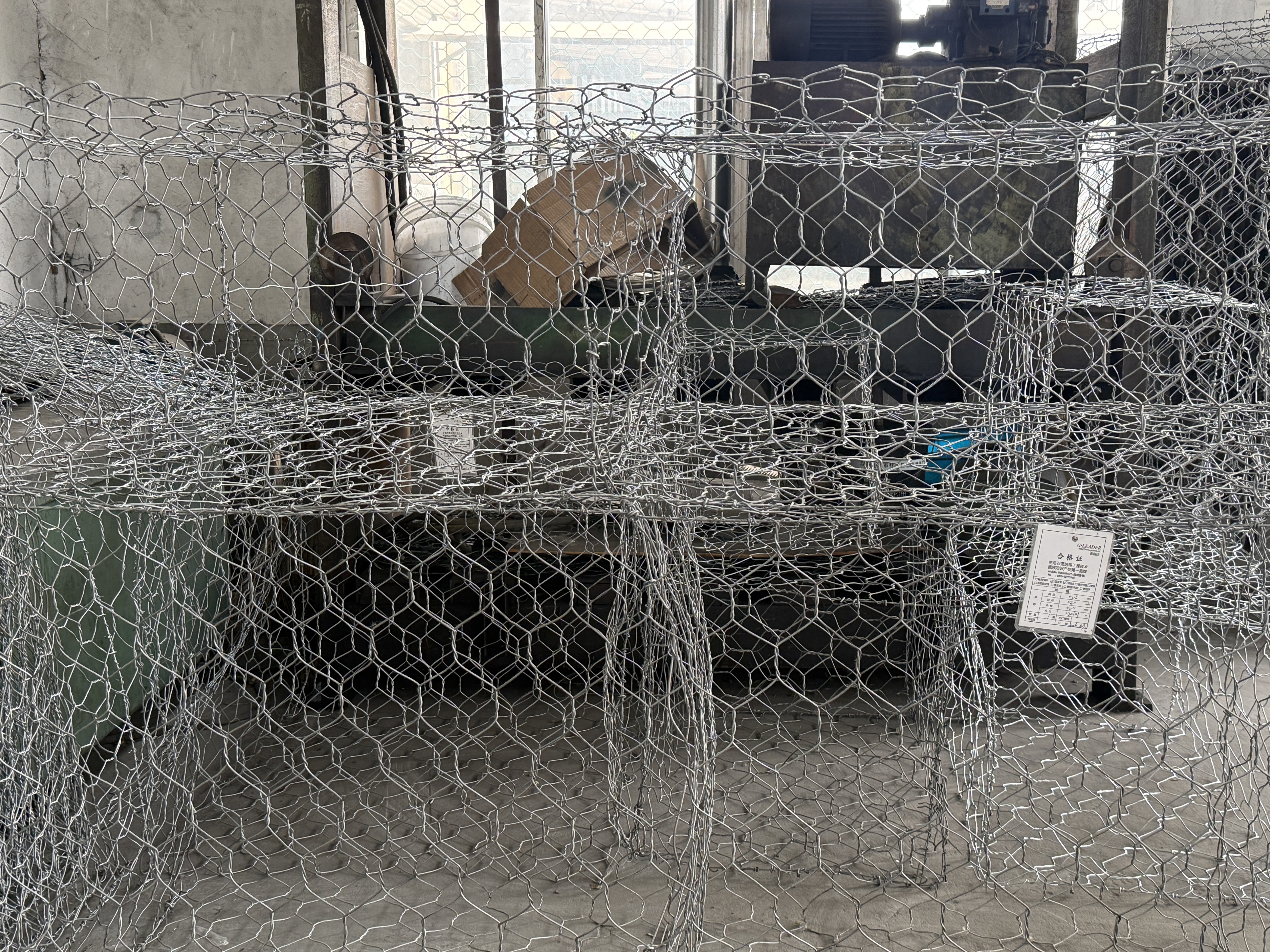 Blog perusahaan terbaru tentang Merevolusi Produksi Jaring Gabion: Mesin CNC Modern Memberikan Stabilitas dan Efisiensi yang Tak Tertandingi
