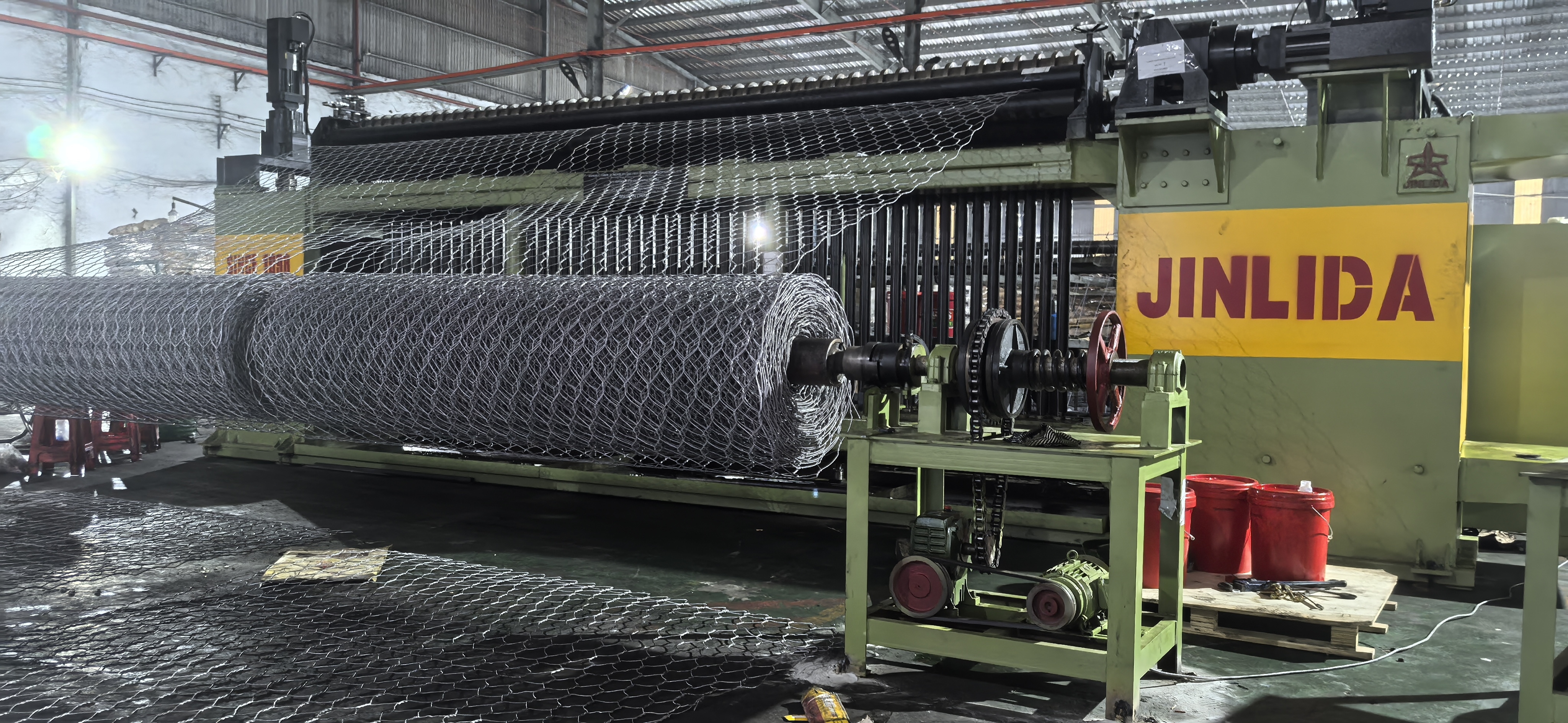 Blog perusahaan terbaru tentang How to Reduce Wire Breakage on a Gabion Mesh Machine: A Practical Maintenance Guide